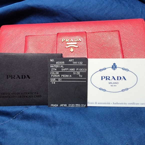 PRADA EUC SAFFIANO LEATHER TRIFOLD WALLET includes Authentication card - Picture 8 of 10